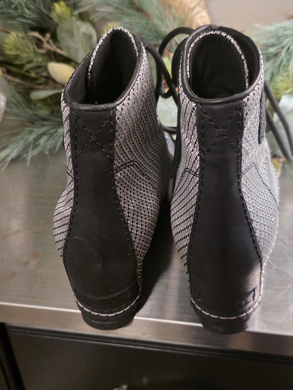 MOVING SALE Sorel Black and Gray Lace-Up Boots - Picture 3 of 4